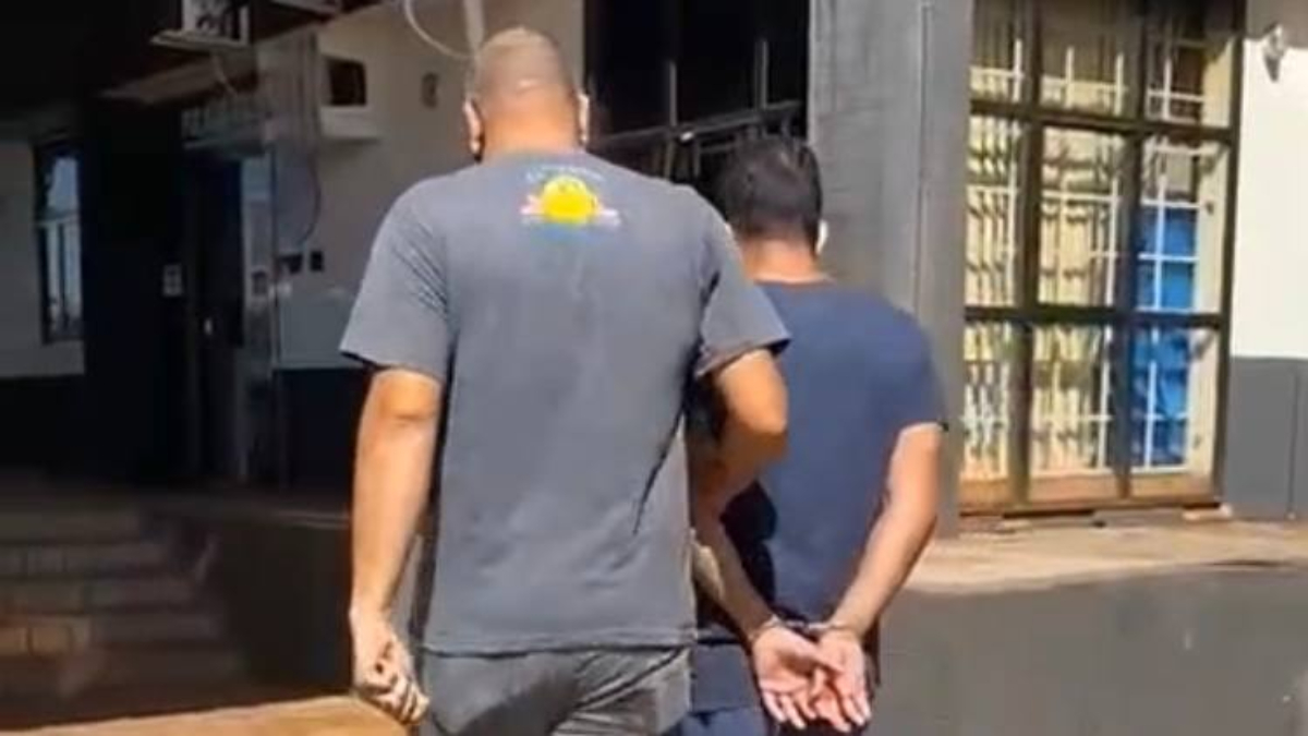 Mulher acabou sendo arrastada por cerca de 20 metros pelo assaltante, depois que ficou presa na moto utilizada no crime.