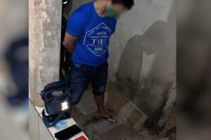 Preso homem suspeito de roubar, ameaçar e agredir a ex-mulher, em Goiânia. Ele estava em cima do telhado da casa da vítima.