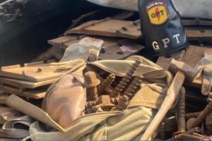 Neste sábado (8), a Polícia Militar (PM) prendeu dois suspeitos de furtar linha férrea em Luziânia, no entorno do Distrito Federal. Ambos tentaram fugir, mas foram presos. O material recuperado renderia R$ 20 mil aos presos. Os polícias do Grupo de Patrulhamento Tático (GPT) relataram que receberam informações da localização de suspeitos especializados em roubos de trilhos. Chegando à ferrovia, os militares viram que eles ainda praticavam o crime. Os investigados notaram a presença das viaturas, tentaram fugir pelos trilhos, mas foram presos. Os policiais encontraram com eles cerca de duas toneladas de apetrechos de uso da linha férrea avaliadas em R$ 20 mil. Eles revelaram aos militares que os produtos furtados seriam vendidos a um depósito de ferro-velho da região. Os suspeitos e o material apreendido foram conduzidos à delegacia de Polícia Civil de Luziânia. PM prende dois suspeitos de furtar linha férrea em Luziânia