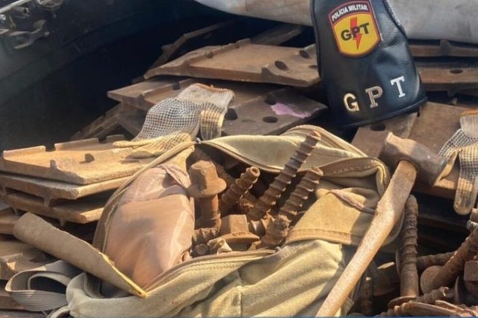 Neste sábado (8), a Polícia Militar (PM) prendeu dois suspeitos de furtar linha férrea em Luziânia, no entorno do Distrito Federal. Ambos tentaram fugir, mas foram presos. O material recuperado renderia R$ 20 mil aos presos. Os polícias do Grupo de Patrulhamento Tático (GPT) relataram que receberam informações da localização de suspeitos especializados em roubos de trilhos. Chegando à ferrovia, os militares viram que eles ainda praticavam o crime. Os investigados notaram a presença das viaturas, tentaram fugir pelos trilhos, mas foram presos. Os policiais encontraram com eles cerca de duas toneladas de apetrechos de uso da linha férrea avaliadas em R$ 20 mil. Eles revelaram aos militares que os produtos furtados seriam vendidos a um depósito de ferro-velho da região. Os suspeitos e o material apreendido foram conduzidos à delegacia de Polícia Civil de Luziânia. PM prende dois suspeitos de furtar linha férrea em Luziânia