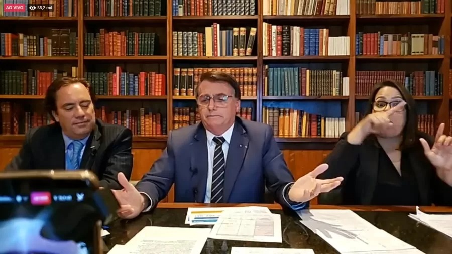 'Se encontrar ilícito, mete fogo', diz Bolsonaro em nova defesa das armas