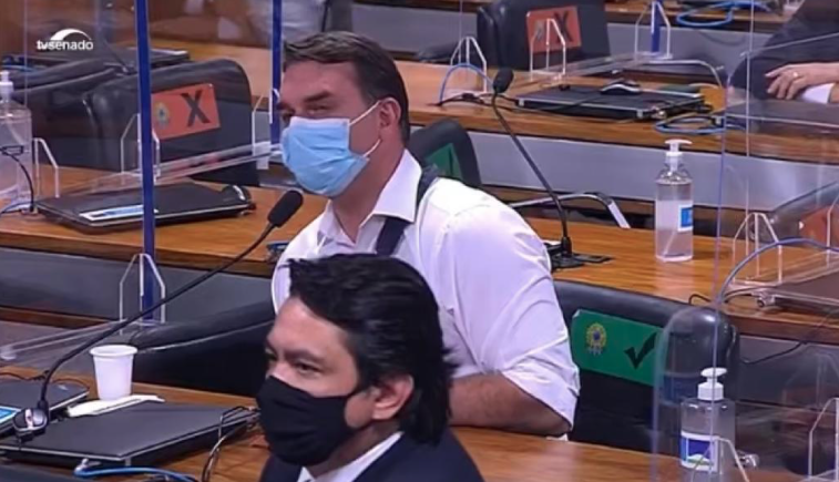 Senador Flávio Bolsonaro em sessão da CPI da Covid (Foto: Reprodução)