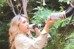 Rafa Kalimann brinca com berrante nos bastidores de programa