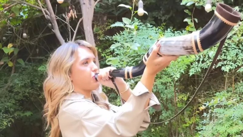 Rafa Kalimann brinca com berrante nos bastidores de programa