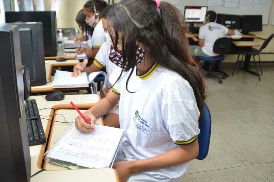 Estudantes-em-laboratorio-de-informatica-Colegio-Estadual-Aecio-Oliveira-De-Andrade-1(1)