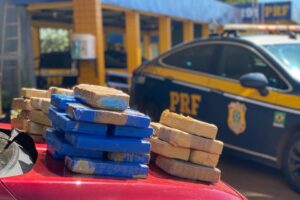 A Polícia Rodoviária Federal (PRF) capturou três pessoas por tráfico de drogas no início da tarde desta terça-feira (25), em Jataí, - PRF encontra droga avaliada em mais de R$ 4 milhões escondida na porta de carro, em Jataí