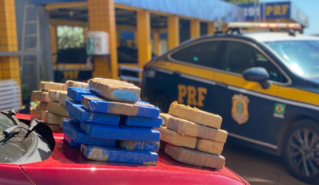 A Polícia Rodoviária Federal (PRF) capturou três pessoas por tráfico de drogas no início da tarde desta terça-feira (25), em Jataí, - PRF encontra droga avaliada em mais de R$ 4 milhões escondida na porta de carro, em Jataí