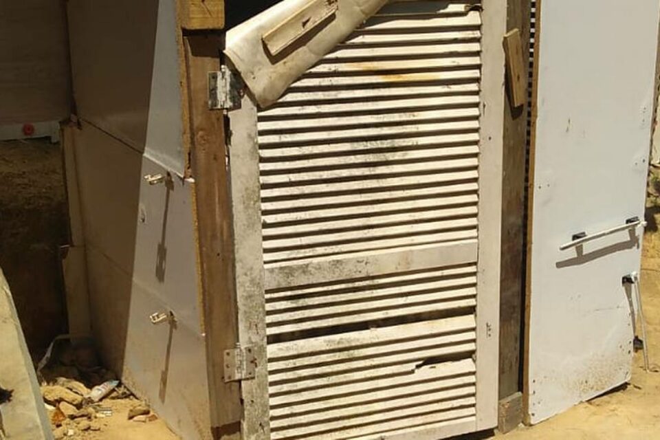 Menino, de 8 anos, foi resgatado com vários ferimentos pelo corpo, desnutrido e desidratado 