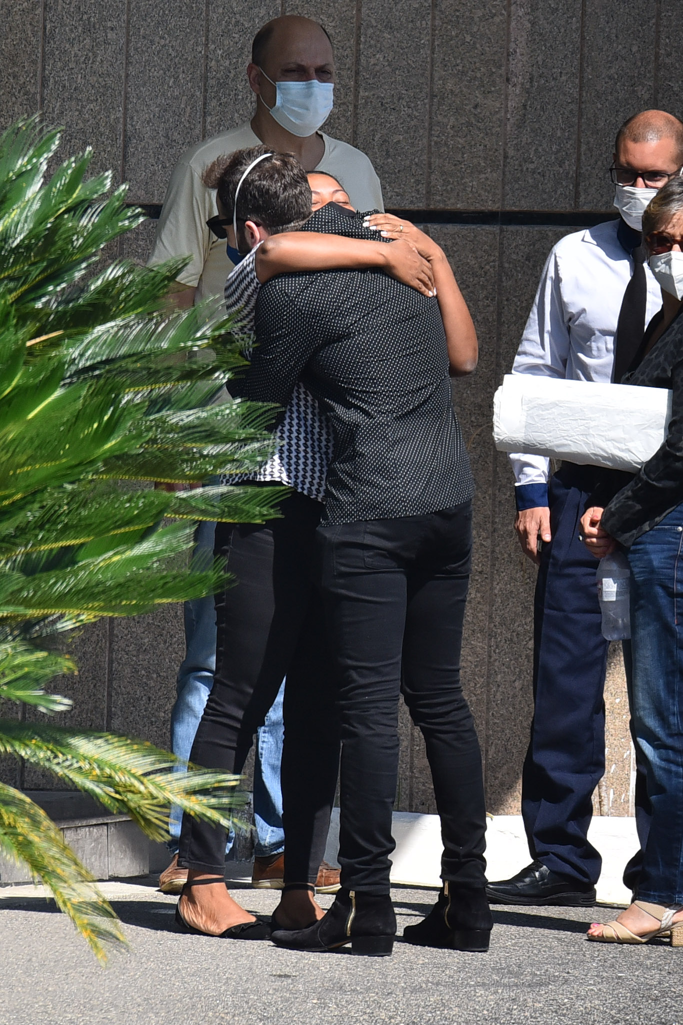 Paulo Gustavo é velado em cerimônia restrita a familiares e amigos; fotos