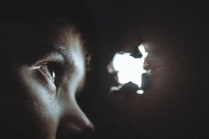 Um levantamento revelou que de 2019 para 2020 o número de casos de assédio sexual contra crianças reduziram 55% em Goiás