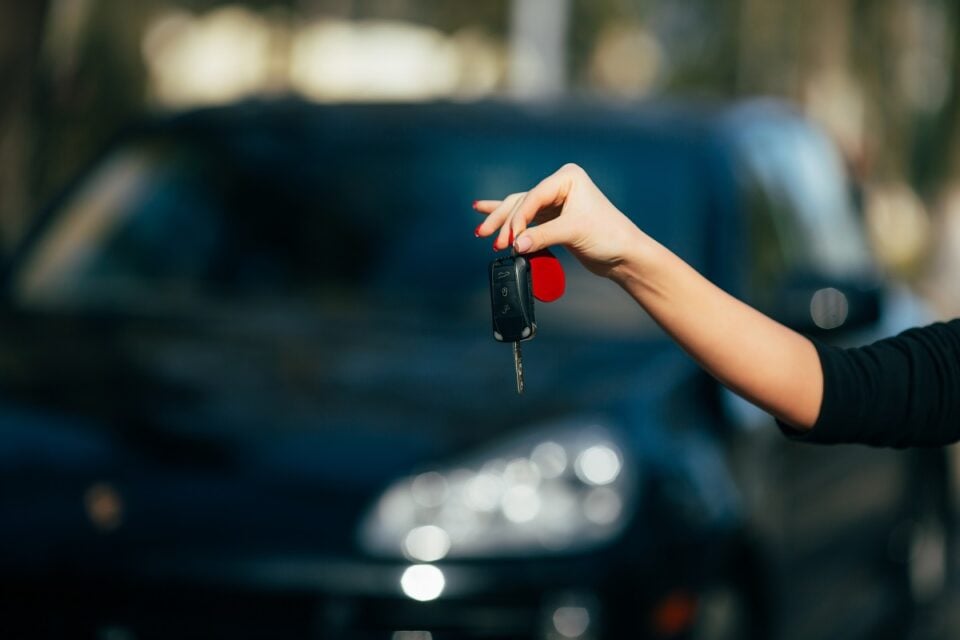 Justiça condena banco a indenizar cliente que teve carro tomado e vendido indevidamente