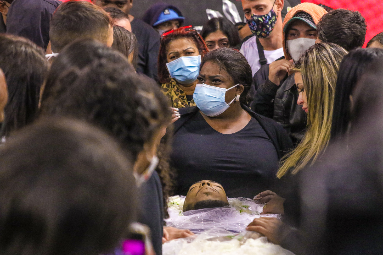 Jojo Todynho comparece ao velório de Mc Kevin; fotos