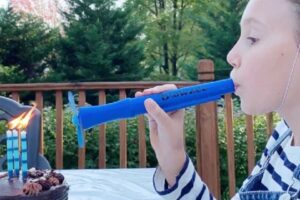 Um pai do estado norte-americano da Virgínia aproveitou o tempo livre que teve durante a quarentena para trabalhar em uma pequena invenção sanitária - Invenção faz com que assoprar as velas de um bolo seja mais higiênico; veja