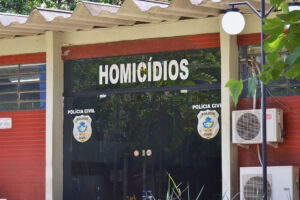 Presa suspeita de mandar arrancar a cabeça de uma outra mulher que supostamente era testemunha numa operação que investiga o padrasto