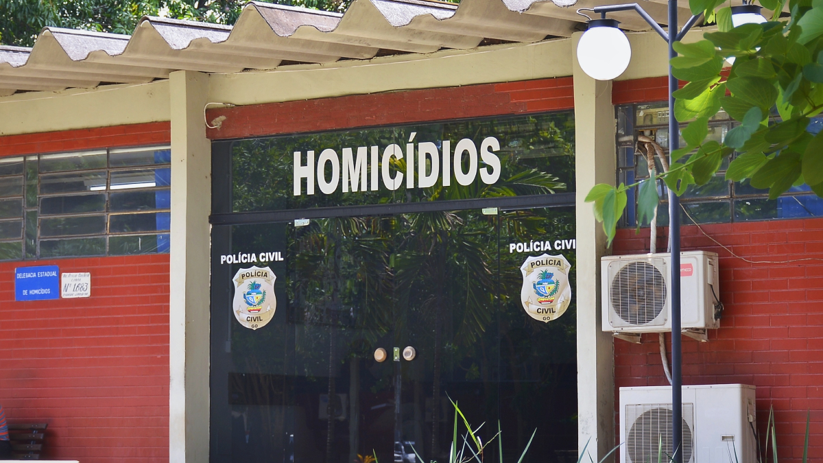 Presa suspeita de Suspeita acreditava que a vítima era testemunha numa investigação contra a facção do padrasto(Foto: Jucimar de Sousa / Mais Goiás)