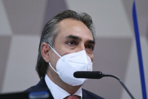 Representante da Pfizer diz que Brasil poderia ter recebido 18 mi de doses até o momento