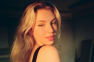 Influenciadora Fernanda Schneider toma querosene e detergente por engano e é hospitalizada