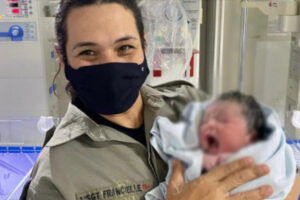 Uma policial militar ajudou a realizar o parto emergencial de uma mulher dentro de um carro de um motorista de aplicativo, em Anápolis