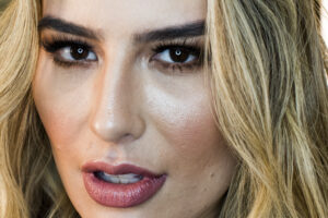 Após cinco horas no salão, Fernanda Keulla ressurge com novo visual