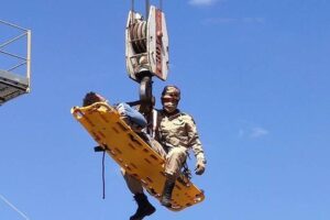 Estrutura de quatro metros de altura cede e homem cai no telhado em Bela Vista