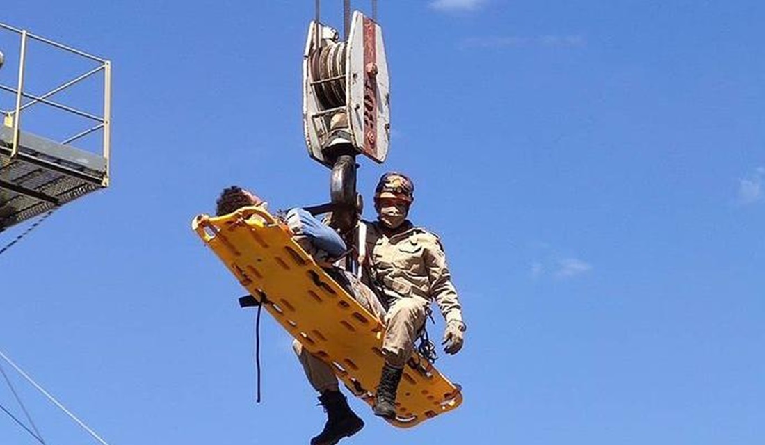 Estrutura de quatro metros de altura cede e homem cai no telhado em Bela Vista