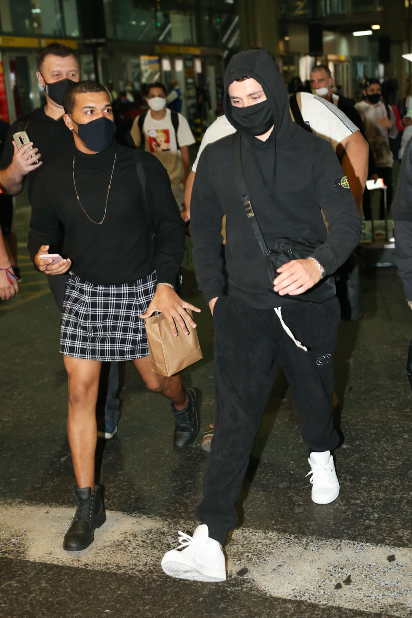 Áron Piper, ator de 'Elite', desembarca no Brasil; confira fotos