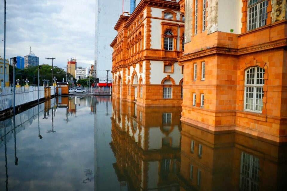 Manaus sofre com a cheia do Rio Negro, que atingiu nível histórico de 2012