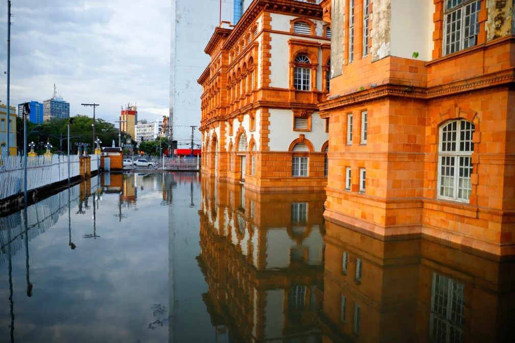 Manaus sofre com a cheia do Rio Negro, que atingiu nível histórico de 2012