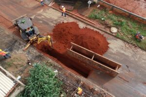 Obra na rede de esgoto na Av. Escultor Veiga Vale, no Parque Veiga Jardim, em Aparecida de Goiânia, provocou desvios em 14 linhas de ônibus. (Foto ilustrativa: divulgação/Saneago)