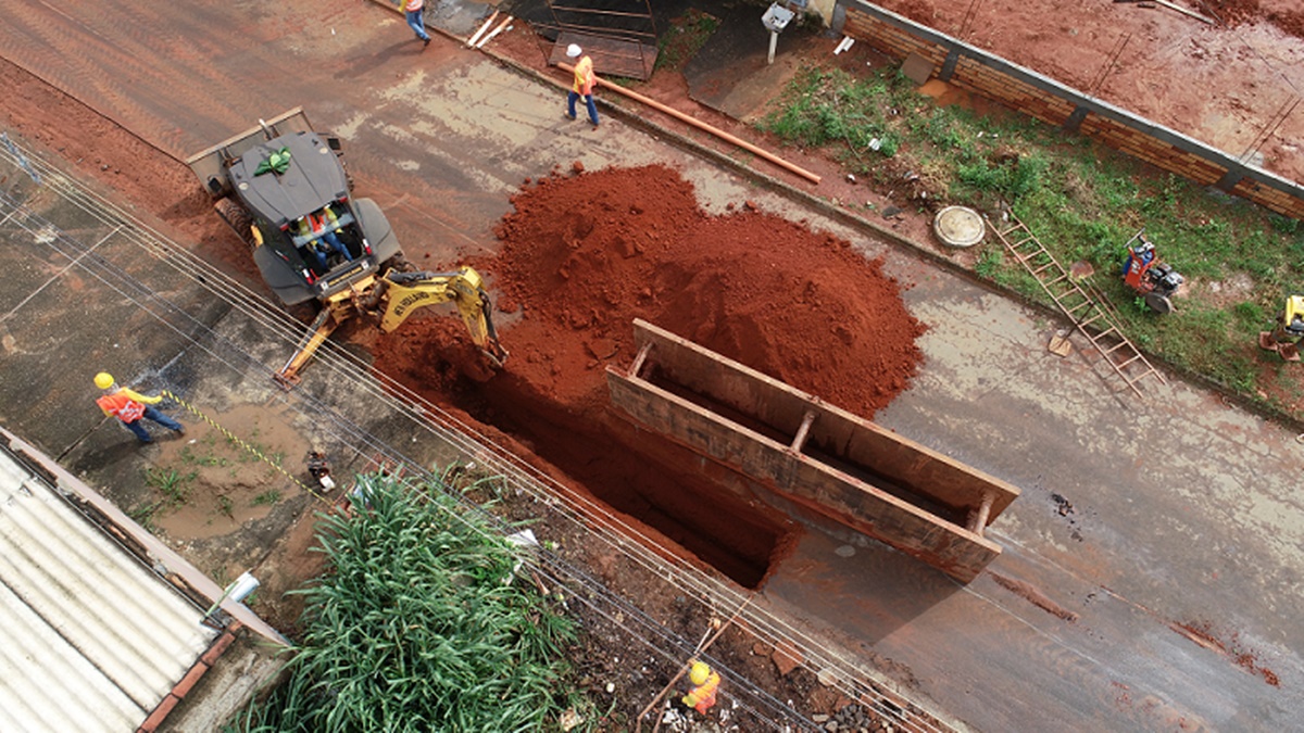 Obra na rede de esgoto na Av. Escultor Veiga Vale, no Parque Veiga Jardim, em Aparecida de Goiânia, provocou desvios em 14 linhas de ônibus. (Foto ilustrativa: divulgação/Saneago)
