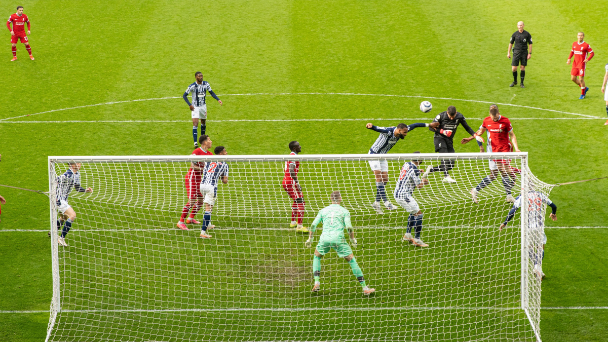 Goleiro Alisson, do Liverpool, faz gol histórico de cabeça nos acréscimos