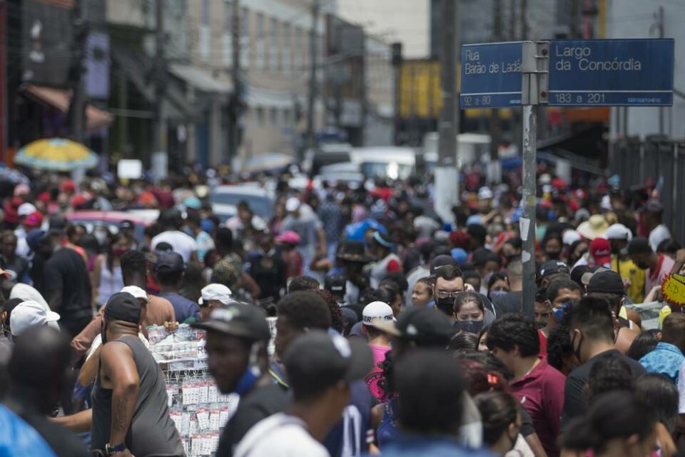 3ª onda da Covid pode resultar em mais de 750 mil mortes até o fim de agosto, diz estudo