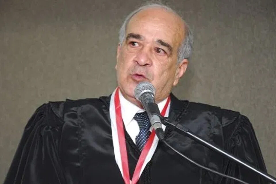 Mulher vai à polícia e denuncia suposto assédio de ex-desembargador