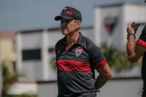 Jorginho em treinamento no Atlético Goianiense