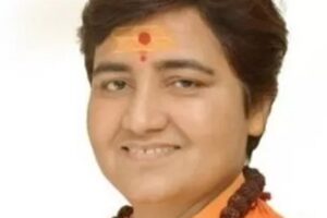 A parlamentar indiana Pragya Singh Thakur, de 51 anos, disse em uma explanação no domingo (16) que bebe urina de vaca para evitar a covid-19 - Parlamentar indiana diz que bebe urina de vaca para evitar a covid-19