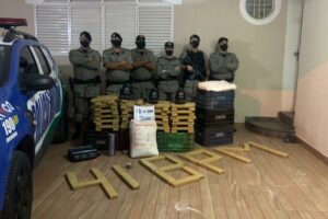 Nas ações, foram apreendidas porções de cocaína, crack, e mais de 100 quilos de maconha