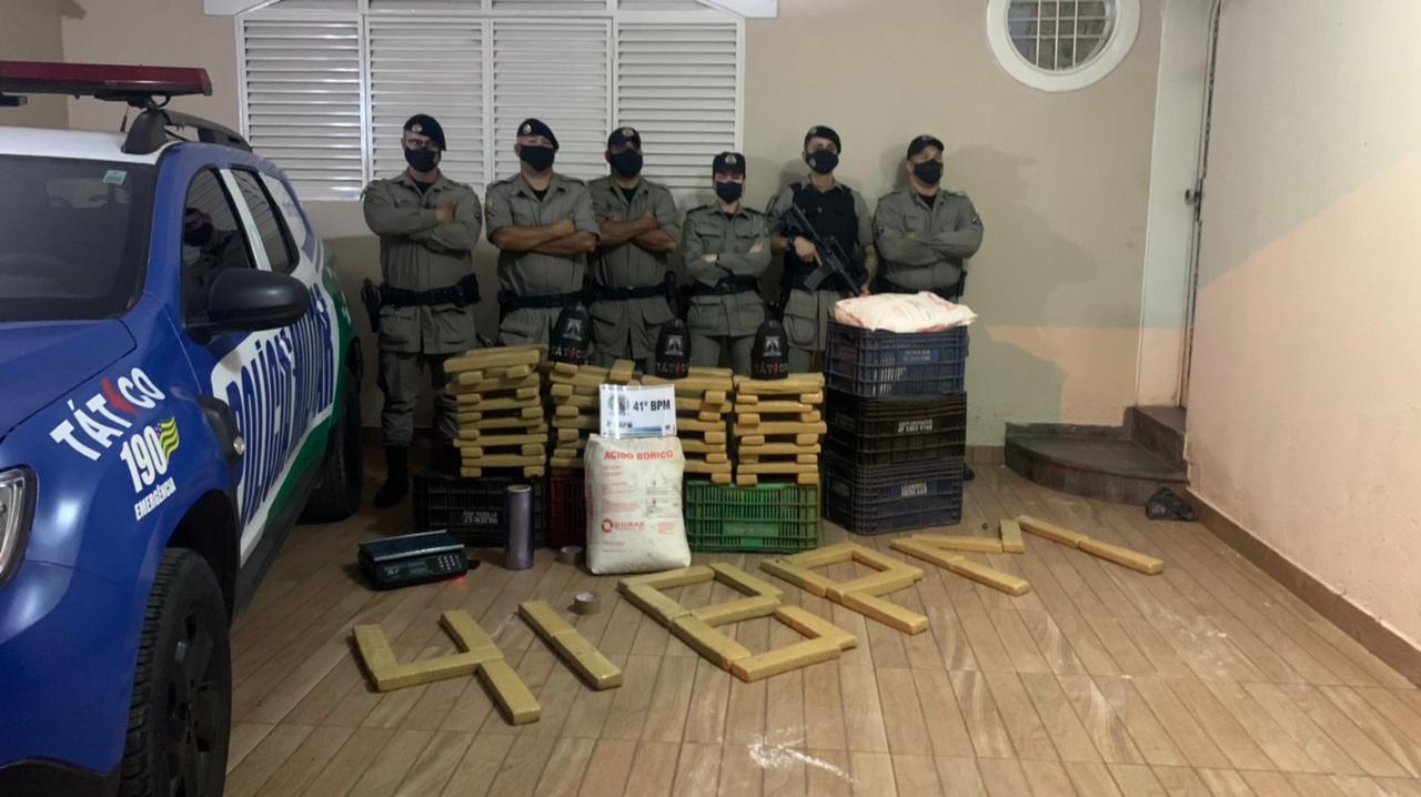 Nas ações, foram apreendidas porções de cocaína, crack, e mais de 100 quilos de maconha