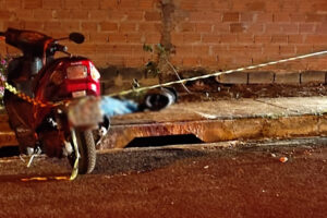 Um vídeo feito por câmeras de segurança registrou o momento em que um homem é agredido a pauladas até a morte, na cidade de Jataí