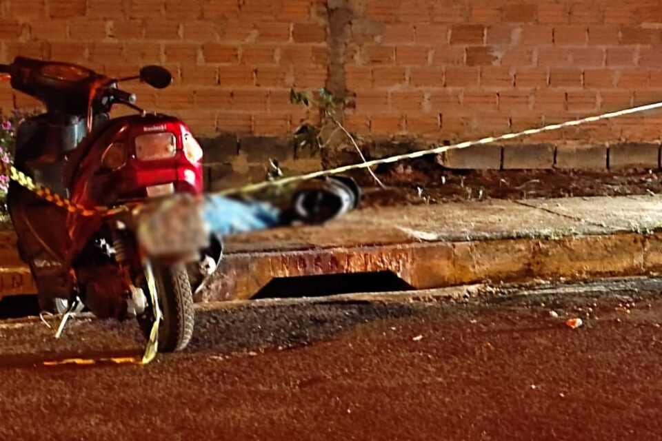Um vídeo feito por câmeras de segurança registrou o momento em que um homem é agredido a pauladas até a morte, na cidade de Jataí