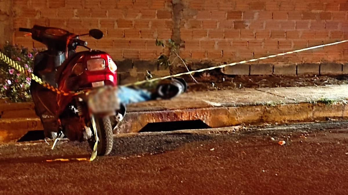 Um vídeo feito por câmeras de segurança registrou o momento em que um homem é agredido a pauladas até a morte, na cidade de Jataí