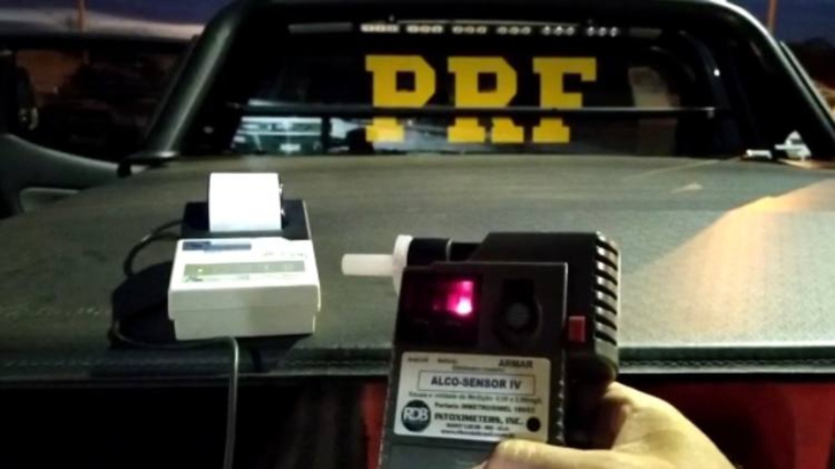 Com embriaguez 4 vezes maior que o permitido, caminhoneiro é preso em Luziânia (Foto: Divulgação/PRF)