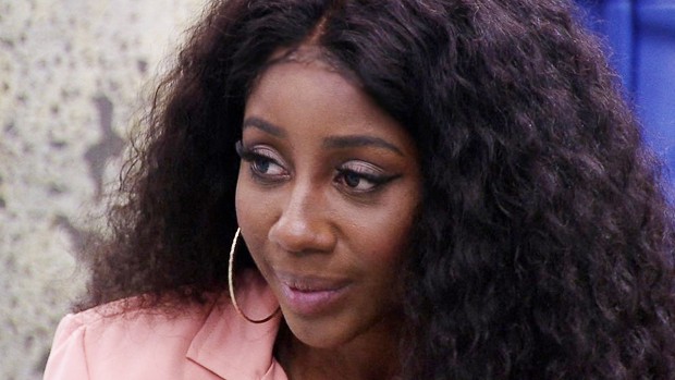 A influenciadora digital Camilla de Lucas, de 26 anos, chegou à final do Big Brother Brasil 21. Integrante do grupo Camarote, ela ficou conhecida por fazer vídeos divertidos e publicar nas redes sociais. Com a motivação de ganhar o prêmio e ter condições financeiras para aposentar a mãe Maria Lúcia que, segundo ela, trabalha limpando banheiros em um shopping da Zona Sul do Rio de Janeiro. Sendo assim, o R$ 1,5 milhão seria para dar estabilidade à família e comprar um imóvel, já que os ganhos como influenciadora ainda não são suficientes. A amizade de Camilla com João Luiz foi uma das mais fortes da edição. Os dois se identificaram desde o começo e, desde então, se protegeram, até a saída de João no 12º paredão da edição. Confidentes e companheiros, Camilla chegou a imunizar João quando venceu a Prova do Anjo e vice-versa. A sister também ficou muito próxima da atriz Carla Diaz, com a qual compartilhou segredos e estratégias, disputou provas junta e da qual também recebeu imunidade do Anjo. Brigas Apesar de ser considerada por alguns participantes e também por internautas como "em cima do muro", a sister protagonizou algumas brigas dentro do BBB. Uma delas foi com Karol Conká. Tudo começou após uma discussão entre Gil e a cantora, que disse que Camilla tomou partido e ficou ao lado do brother. Ela não gostou nada disso e então começou o bate-boca. "Você está dividindo a casa. Aqui não tem lado. Eu não to em lado de treta nenhum, com base em achismo. Você está usando o meu nome para o Caio, Rodolffo, Projota e Pocah naturalmente acharem que eu estou contra eles. Você joga a semente e sai. Eu venho aqui e eu falo mesmo", começou De Lucas. "Você quer pagar de militante. Eu não tenho a obrigação de ter afinidade com você porque somos mulheres pretas. (...) Você vai ser Karol braba lá fora, aqui tem outra braba também. Sou cria de Nova Iguaçu. (...) "Eu acho que você que não aguenta rajada. Aqui dentro tem um monte de câmera que vê tudo. Eu não tenho medo de ninguém, não. Então você joga e sustenta o que faz", completou, com os ânimos alterados.  A briga deu o que falar nas mídias digitais. Ela também discutiu com Lucas Penteado durante uma festa regada por brigas do brother com vários confinados logo na primeira semana de jogo. Tudo começou após Lucas afirmar ter "desavença" com Camilla, o que a deixou irritada e, chorando, disse não concordar com posicionamentos e atitudes de Penteado. Após isso, a discussão tomou os gramados da Casa. "Só o que eu tenho para te falar é que você é um otário. Você fez um teatro maravilhoso. Você não queria me conhecer? Agora você vai me conhecer. Prazer, Camilla de Lucas. Bem-vindo ao jogo. Não era o que você queria? Agora você vai me conhecer. O papo não foi esse? Eu não gostaria de você me conhecer. Agora você vai, agora eu quero ver", disparou. A pedido do participante, ela continuou falando com ele. "Um otário! Eu falo mesmo porque não tenho vergonha não. Um otário. Loucura o que aconteceu hoje! (...) Papelão vergonhoso! R$ 1,5 milhão mostra tudo o que você é! Fingido, ridículo! Agora você vai lutar para ganhar R$ 1,5 milhão aqui! Não é o dinheiro que você quer? Muito feio isso que você fez! Lucas, estou falando do fundo do meu coração, muito feio isso!", finalizou. Racismo Um dos pontos que marcaram a trajetória de Camilla no BBB foi a luta contra o preconceito racial. Após o ex-brother Rodolffo comparar o cabelo de João com uma peruca de homem das cavernas, recebida em uma punição do Monstro, ela se posicionou e tomou frente do debate. Perante a situação, ela contou sofrer ataques racistas desde quando nasceu, em 1994, e confessou também estar em período de transição capilar, pois recentemente aceitou o cabelo que tem. "Eu uso esse alongamento, que é uma peruca, porque estou em transição. Estou tirando uma química do meu cabelo pra usar o meu cabelo igual ao do João. Eu não uso isso aqui pra esconder a minha origem, mas pra trazer de volta o que é meu e por anos aprendi a odiar", iniciou. "Se é cansativo pra vocês ouvirem, pra mim é cansativo viver! Não quero mais. Pesquisem na internet. Estou cansada de ficar ensinando. Estou esgotada. Vou continuar falando porque é necessário, mas estou cansada de ficar ensinando essa merda toda vez", ressaltou de Lucas. O desabafo da sister comoveu participantes e espectadores do programa, que encheram as redes sociais com mensagens de apoio, respeito e comoção. Antes mesmo de entrar na Casa, Camilla se precaveu. “Quando eu entrei aqui, já deixei um documento autorizado para processar se tiver ataques racistas”, disse à companheira de confinamento Karol Conká.