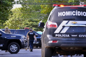 Polícia do Ceará prenderam o suspeito de matar a tiros o namorado da ex-companheira em Valparaíso; mulher ficou gravemente ferida