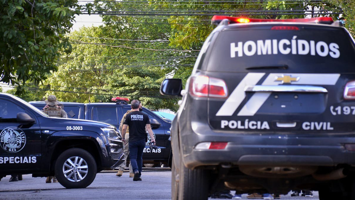 Polícia do Ceará prenderam o suspeito de matar a tiros o namorado da ex-companheira em Valparaíso; mulher ficou gravemente ferida
