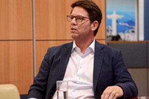 Mario Frias anuncia retorno ao trabalho um dia após cateterismo