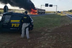 Policiais efetuaram disparos em partes do caminhão para que o motorista parasse a direção