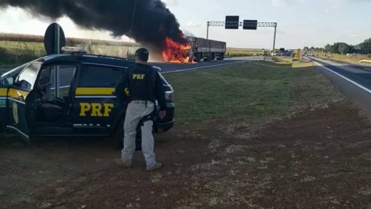 Policiais efetuaram disparos em partes do caminhão para que o motorista parasse a direção