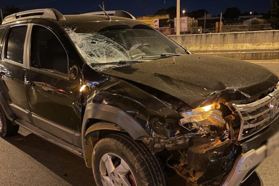 Motorista do carro teria se confundido com a sinalização e iluminação do local e acabou atingindo motociclista, que morreu