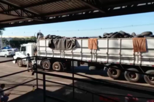 Carreta com pneus contrabandeados que foi apreendida na BR-060, em Rio Verde (Foto: Divulgação)