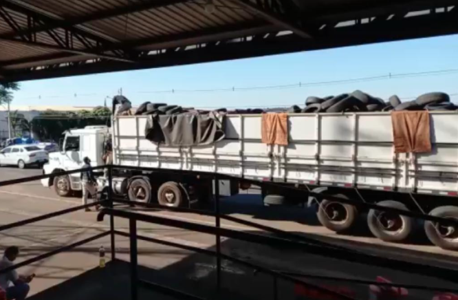 Carreta com pneus contrabandeados que foi apreendida na BR-060, em Rio Verde (Foto: Divulgação)